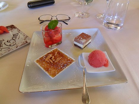 20111026_SAM_0427_ES71 dessert: disappointingly no choice from the trolley but a selection by the chef!